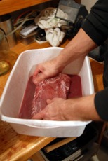 Washing the salted loins in red wine